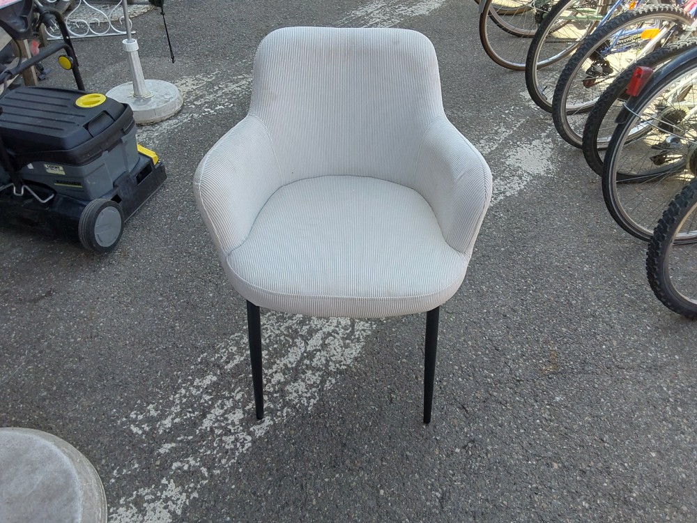 CHAISE AVEC ACCOUDOIRS VELOURS CÔTELÉCRÈME (125145-1220259) 2ÈME CHOIX