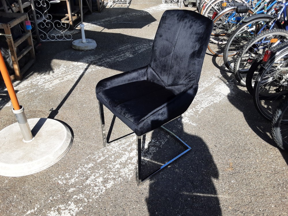 CHAISE EN VELOURS NOIR - PIED LUGE MÉTAL (125149) 2ÈME CHOIX