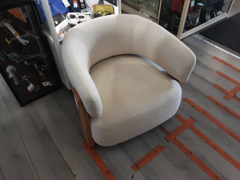 FAUTEUIL EN TISSU BLANC ET CHÊNE (HA833782-1-12713) 2ÈME CHOIX