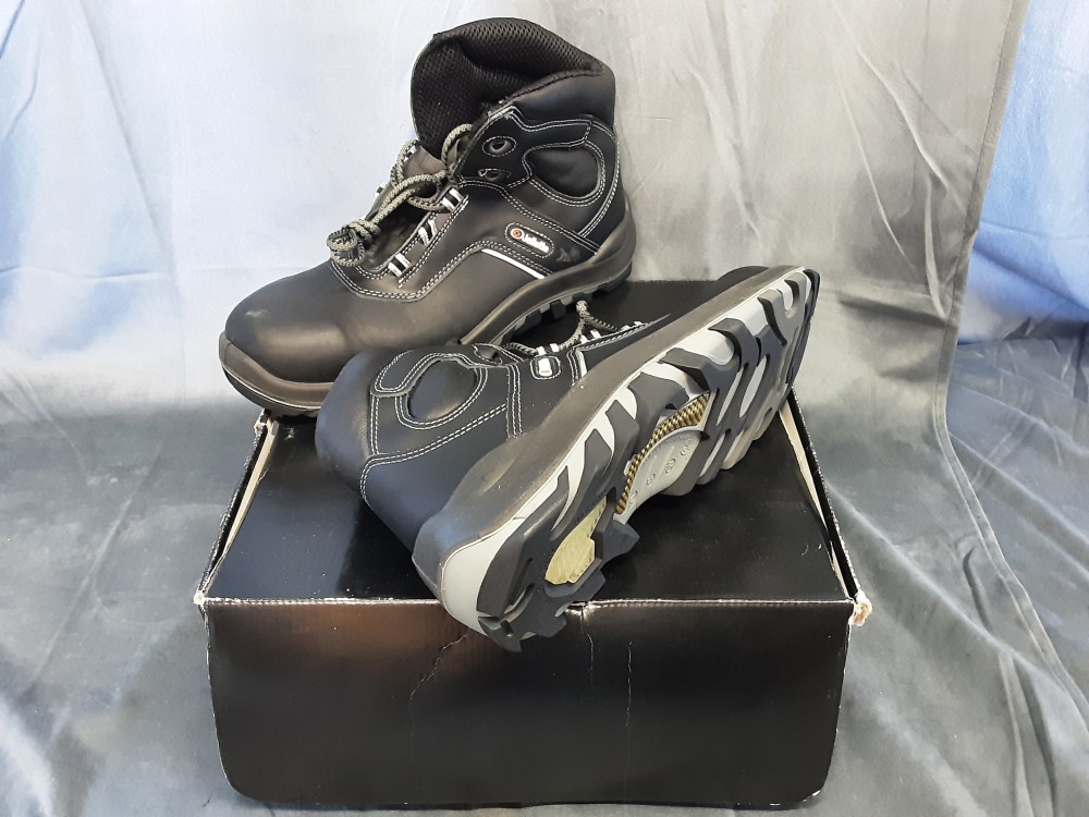 PAIRE DE CHAUSSURES DE SECURITE POINTURE 45