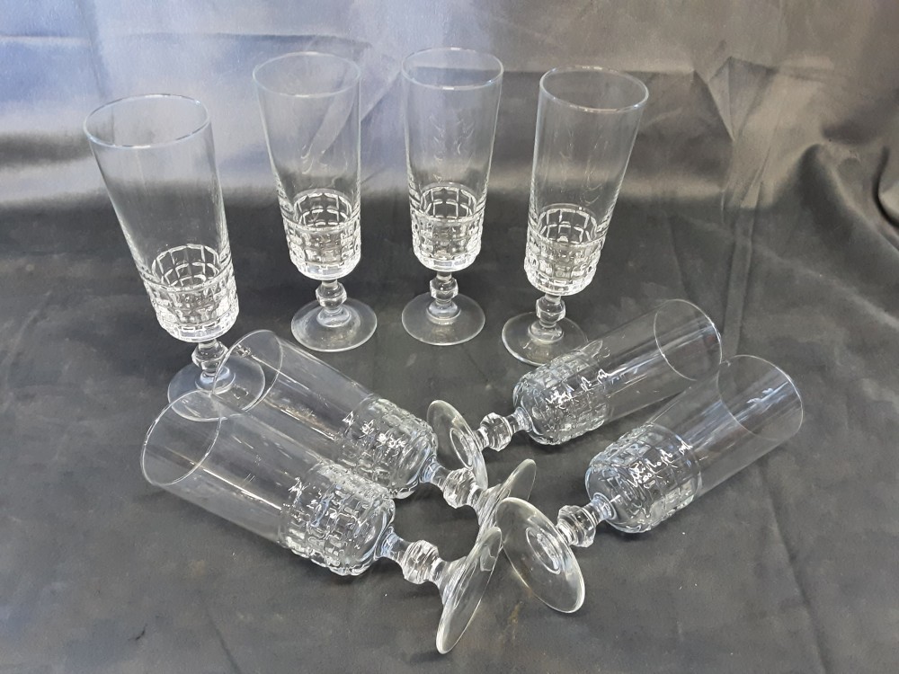 LOT DE 8 FLUTES A CHAMPAGNE EN VERRE