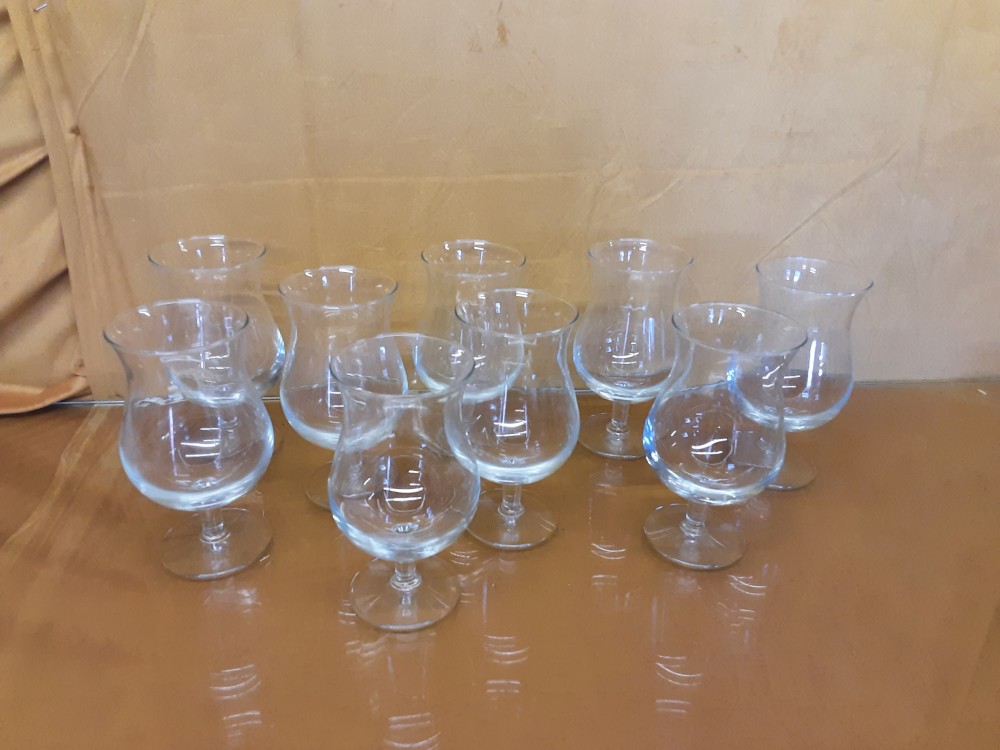 LOT DE 8 VERRES A VIN