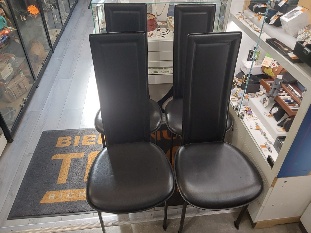 LOT DE 4 CHAISES SIMILI CUIR NOIR PIEDS METAL NOIR