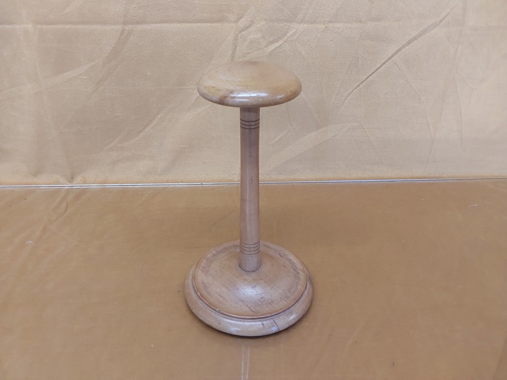 PORTE CHAPEAU EN BOIS 