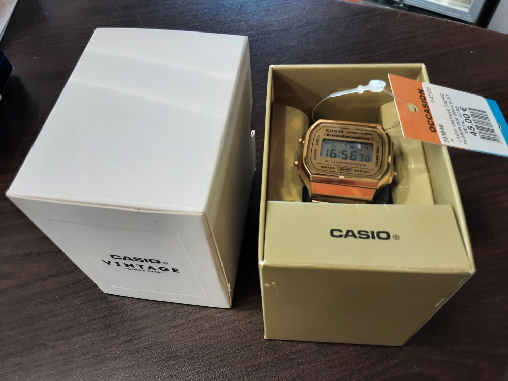 Casio Vintage Cadre Numerique Bracelet Metal Dore