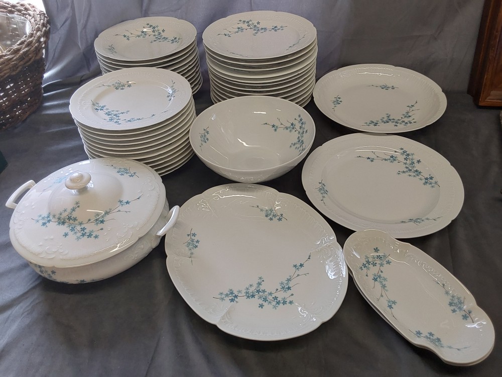 SERVICE DE TABLE LIMOGES DECOR FLEURS BLEUES