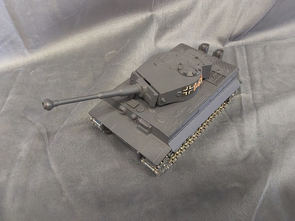 MINIATURE CHAR TIGRE SOLIDO