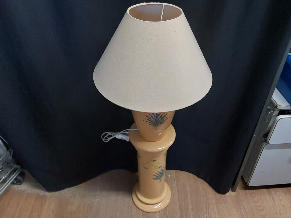 LAMPE ABAT JOUR BEIGE SUR COLONNE JAUNE