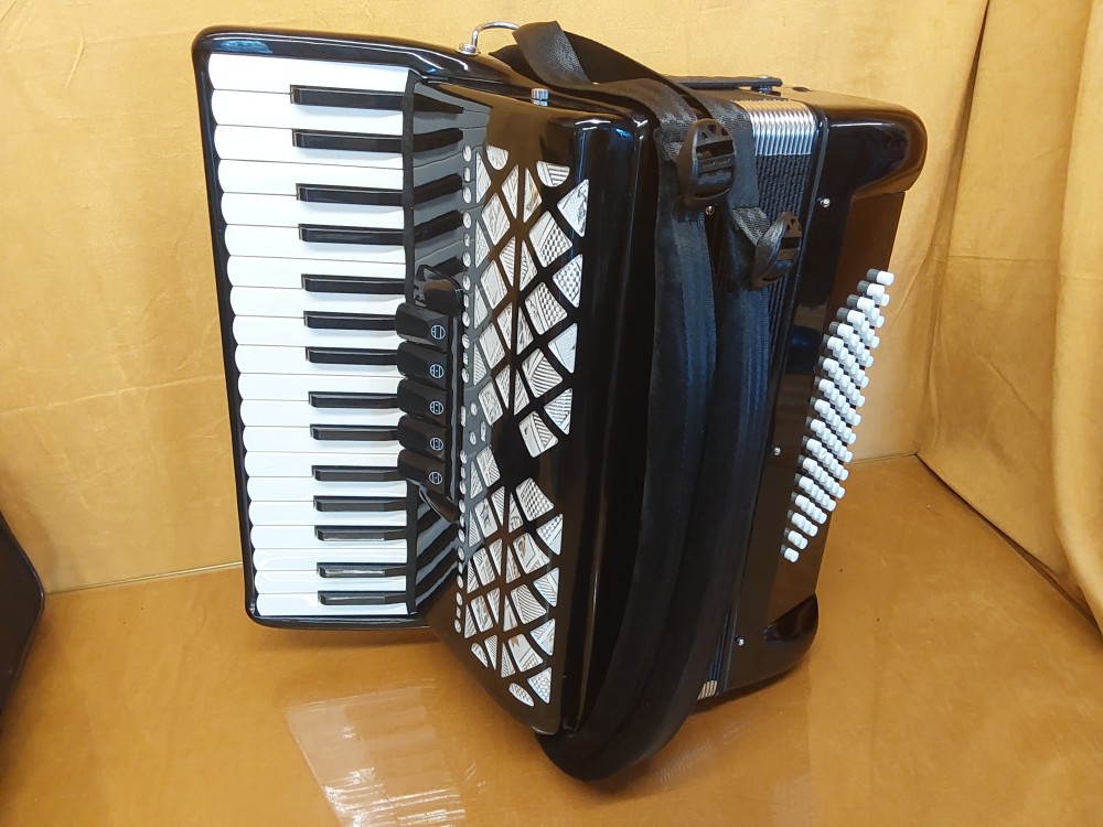 ACCORDÉON D’ÉTUDE NOIR AVEC HOUSSE