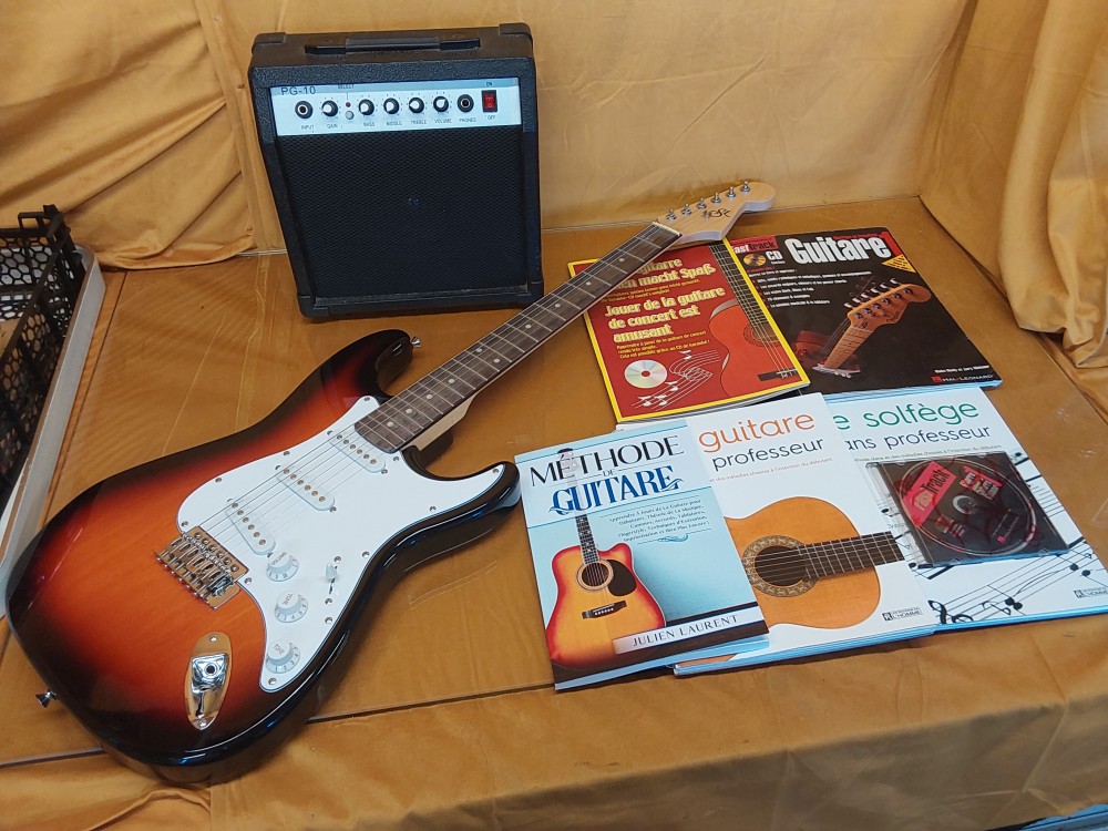 GUITARE ÉLECTRIQUE SL + AMPLI PG-10 + SACOCHE + DIVERS LIVRES DE MUSIQUE
