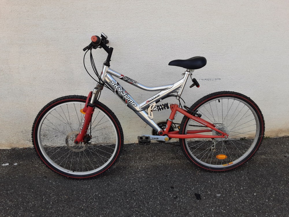 VTT SKYDUMP METAL ET ROUGE 26 POUCES