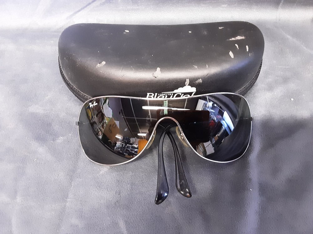 PAIRE DE LUNETTES RAY-BAN AVEC POCHETTE
