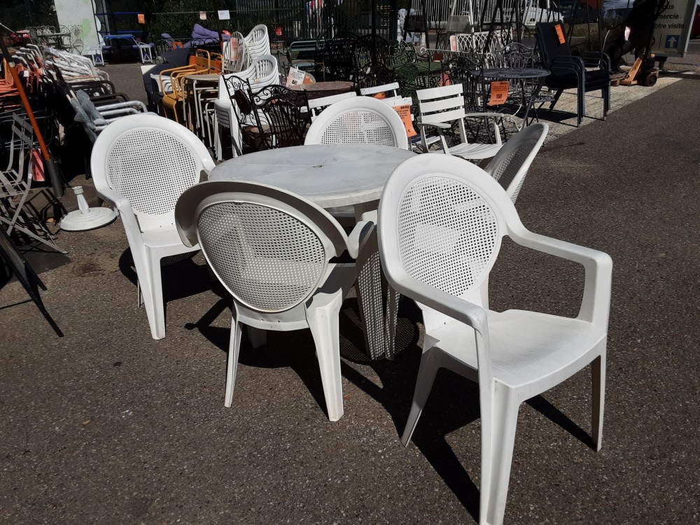 TABLE + 5 CHAISES DE JARDIN PVC BLANC