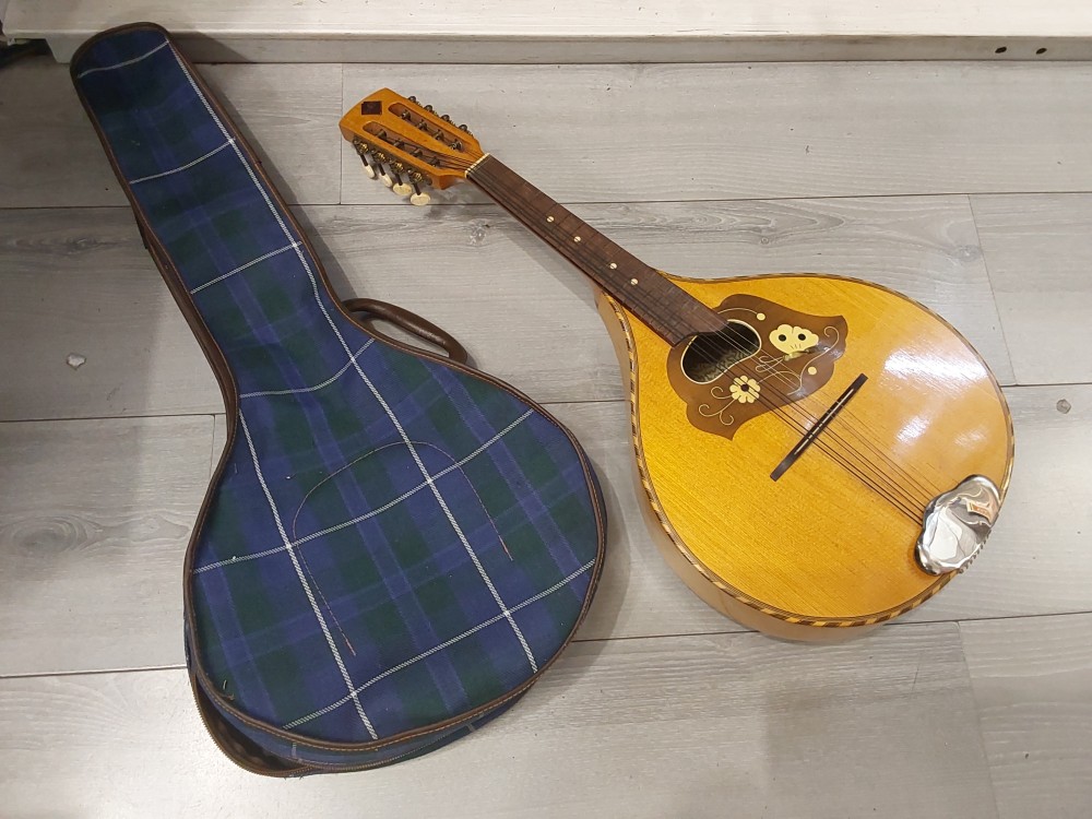 MANDOLINE MARQUETEE AVEC HOUSSE