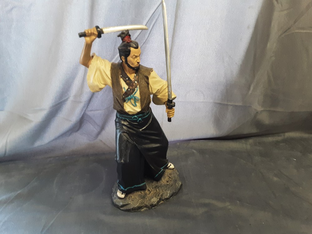 STATUETTE ASIATIQUE SABRE A RESTAURER EN PLASTIQUE