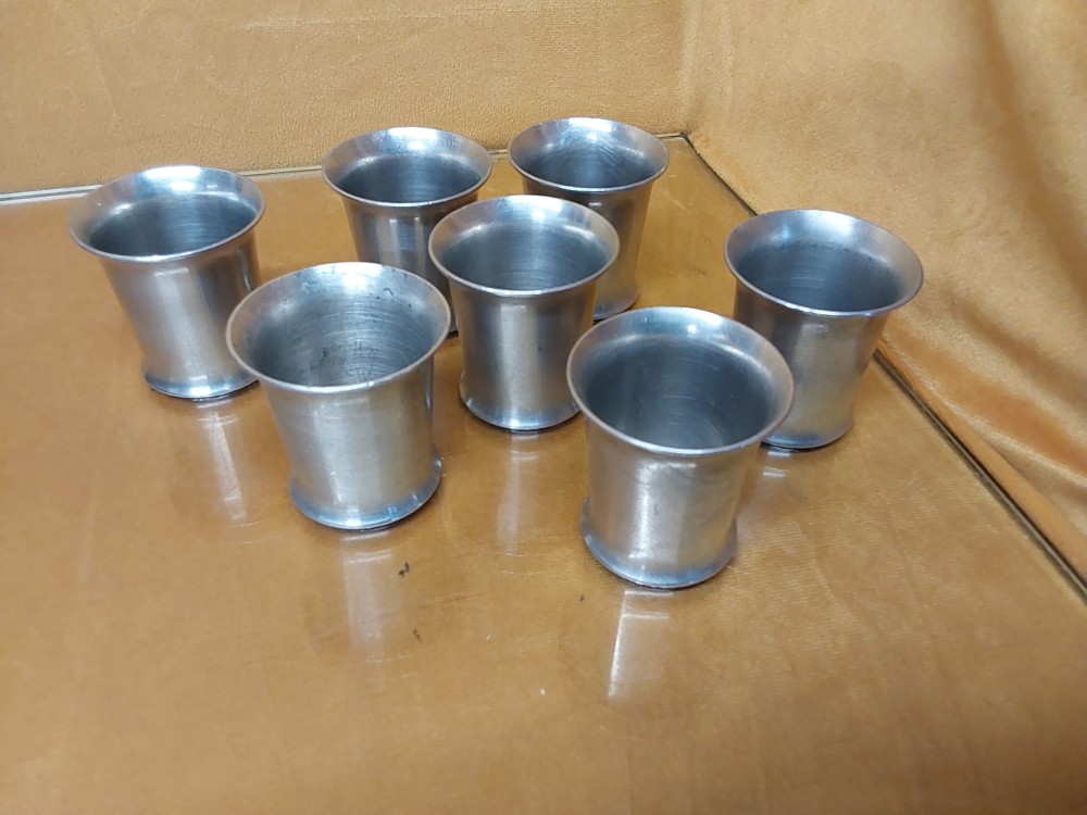 LOT DE 7 GOBELETS EN ETAIN