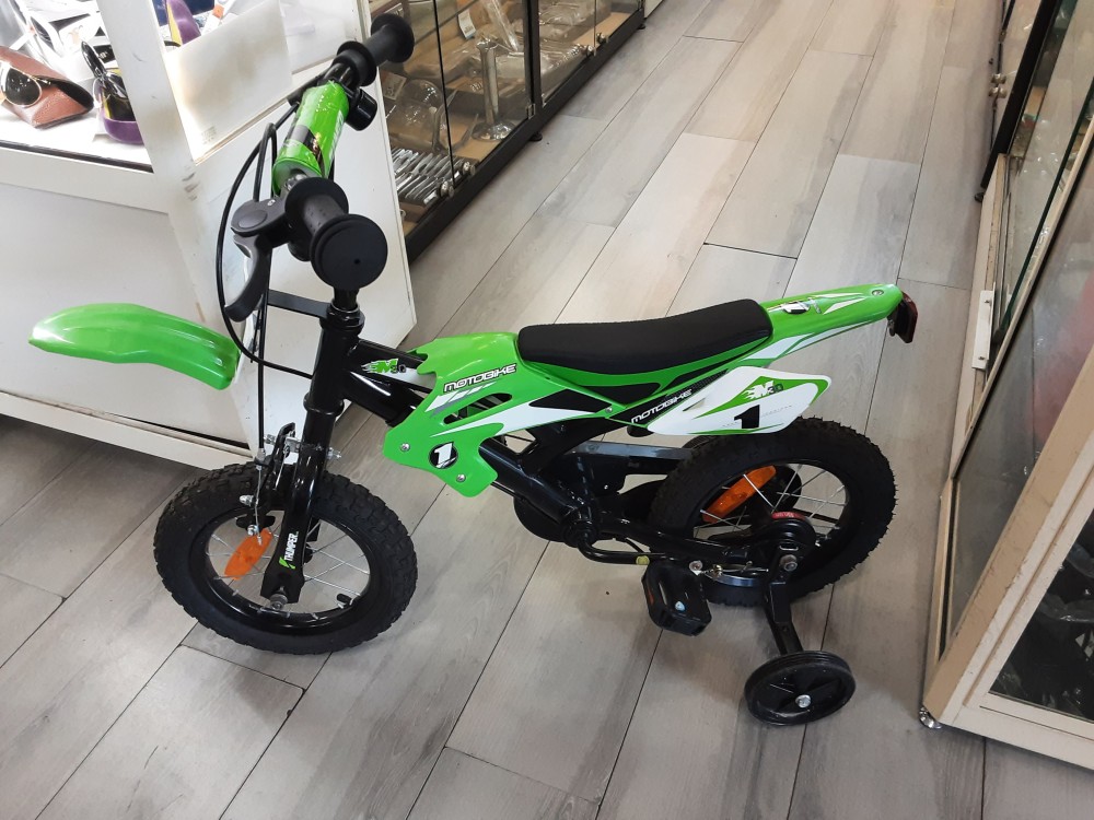 VELO FORME DE MOTO AVEC 2 ROULETTES ARRIERES MOTOGIKE VERT POUR 4 A 6 ANS