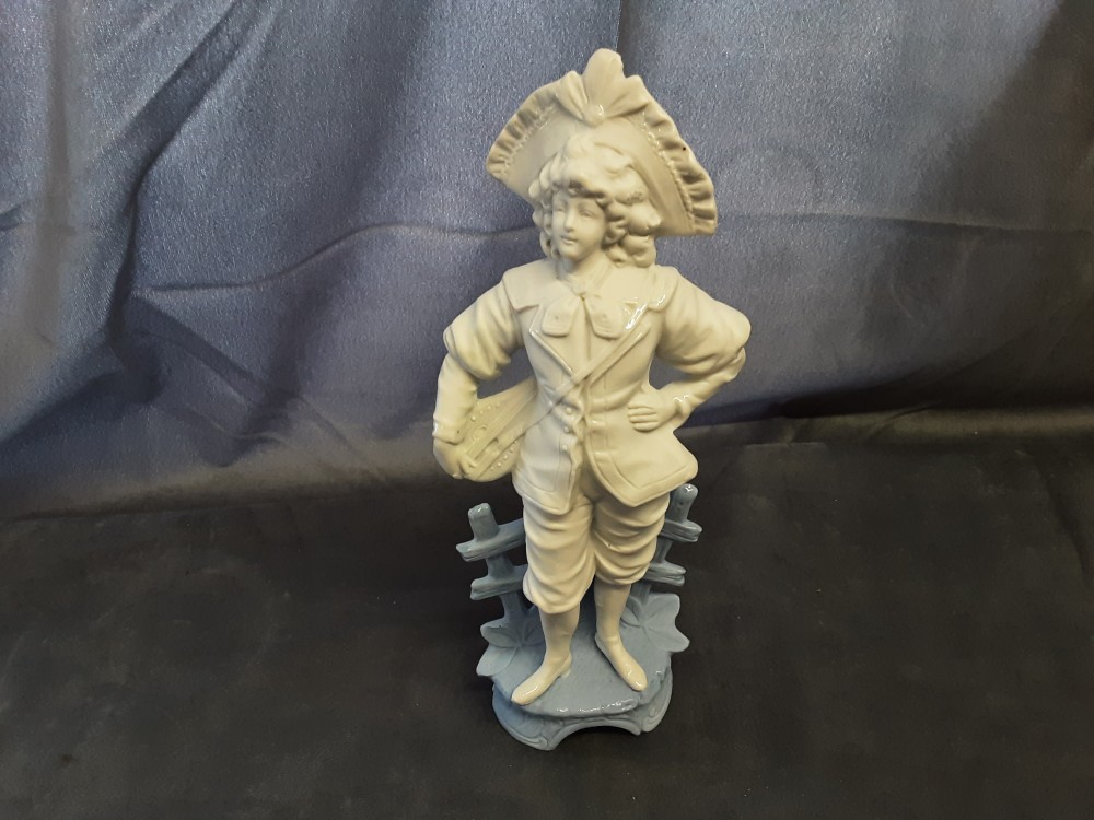 STATUETTE EN BISCUIT BLEUE ET BLANCHE