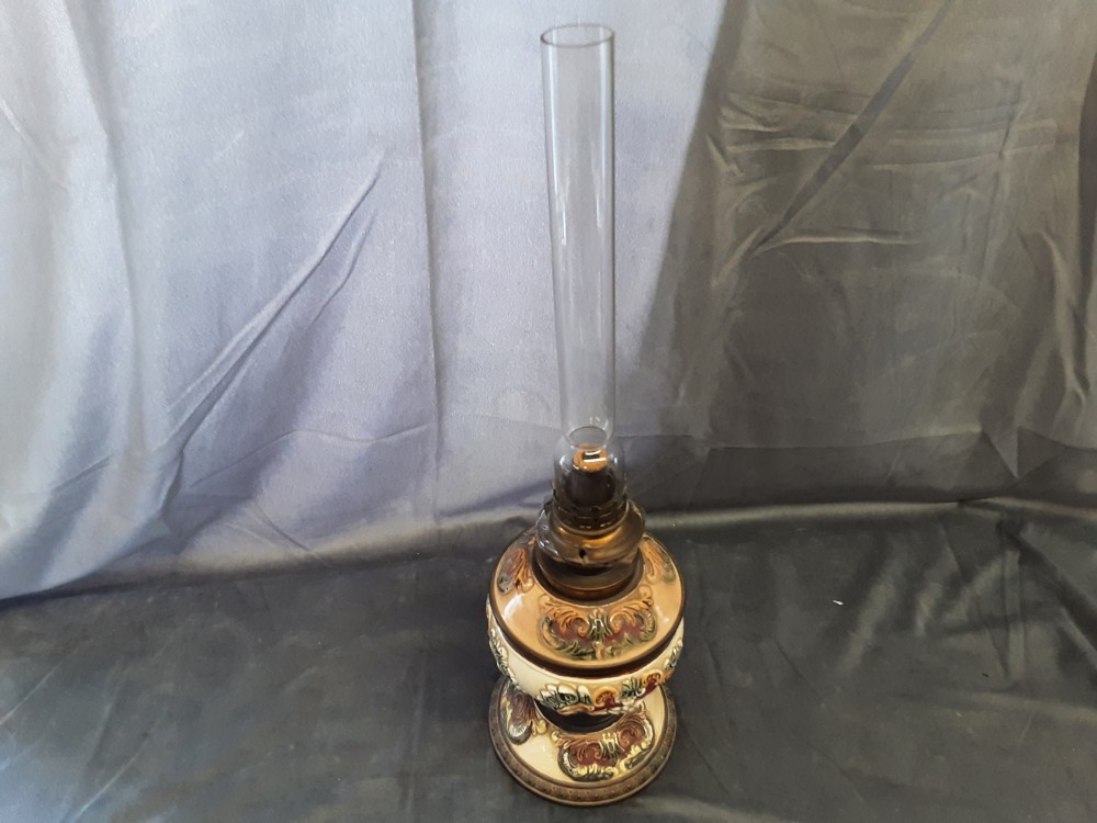 LAMPE A PETROLE EN PORCELAINE MULTICOLORE
