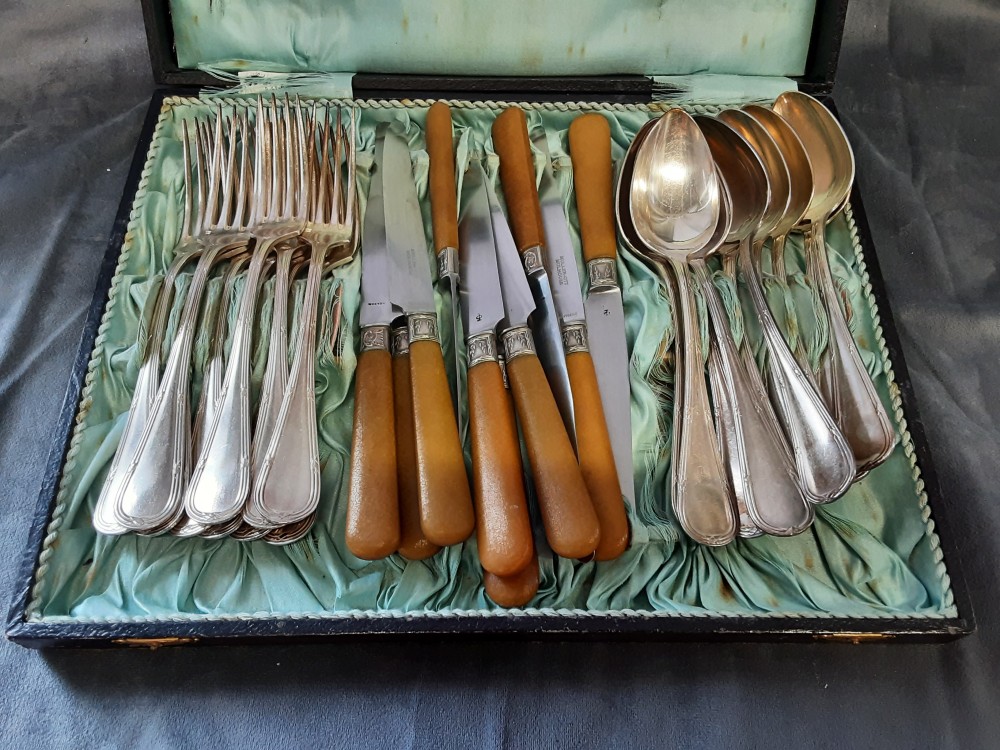 MENAGERE 10 P. M.A MODÈLE RUBAN 10 FOURCHETTES + 10 CUILLERES + 10 COUTEAUX