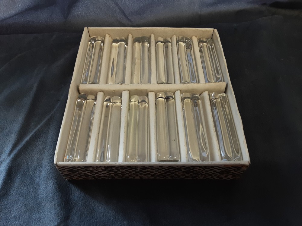 LOT DE 12 PORTES COUTEAUX EN CRISTAL