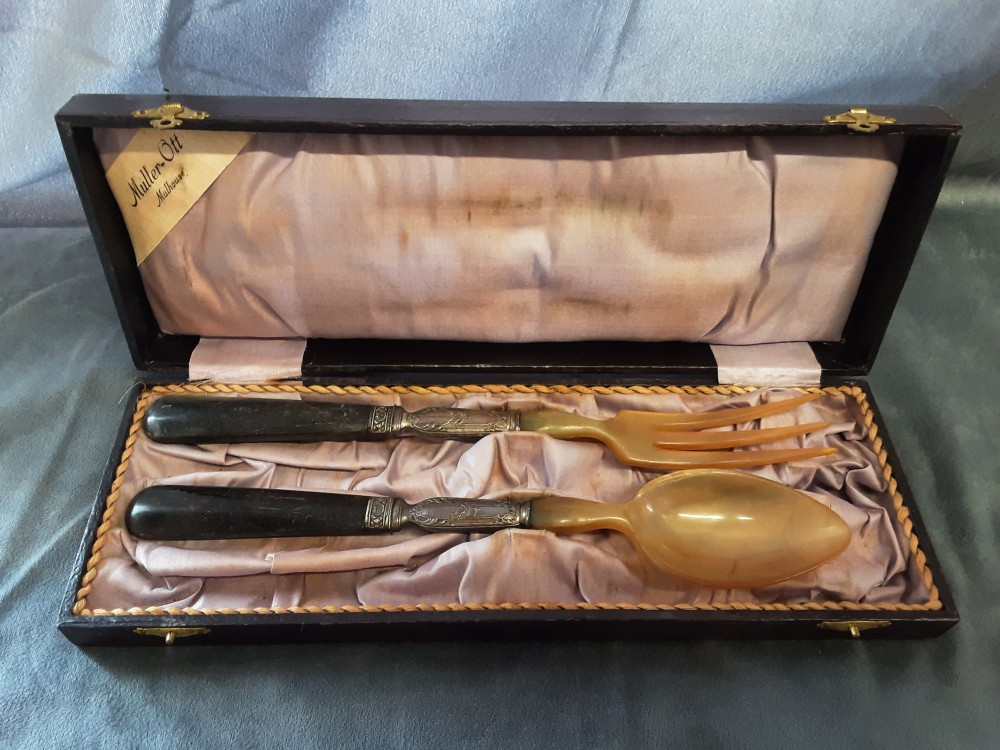 LOT DE 2 COUVERTS A SALADES EBENE MA. ET BAKELITE