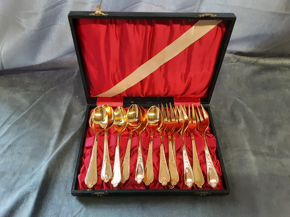 LOT DE 6 PETITES CUILLERES ET 6 FOURCHETTES A DESSERTS EN VERMEIL