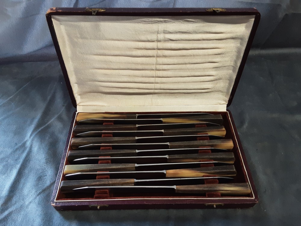 LOT DE 12 COUTEAUX A VIANDES MANCHE EN CORNE