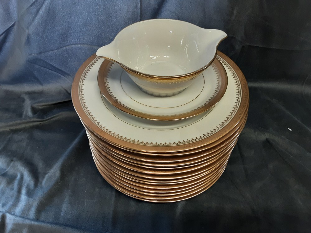 LOT DE 14 ASSIETTES + SAUCIERE LIMOGES BORDURE DORÉE