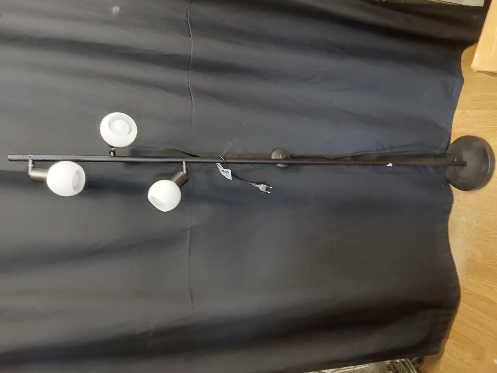 LAMPADAIRE 3 FEUX BOULES BLANCHES EN VERRE ET METAL NOIR