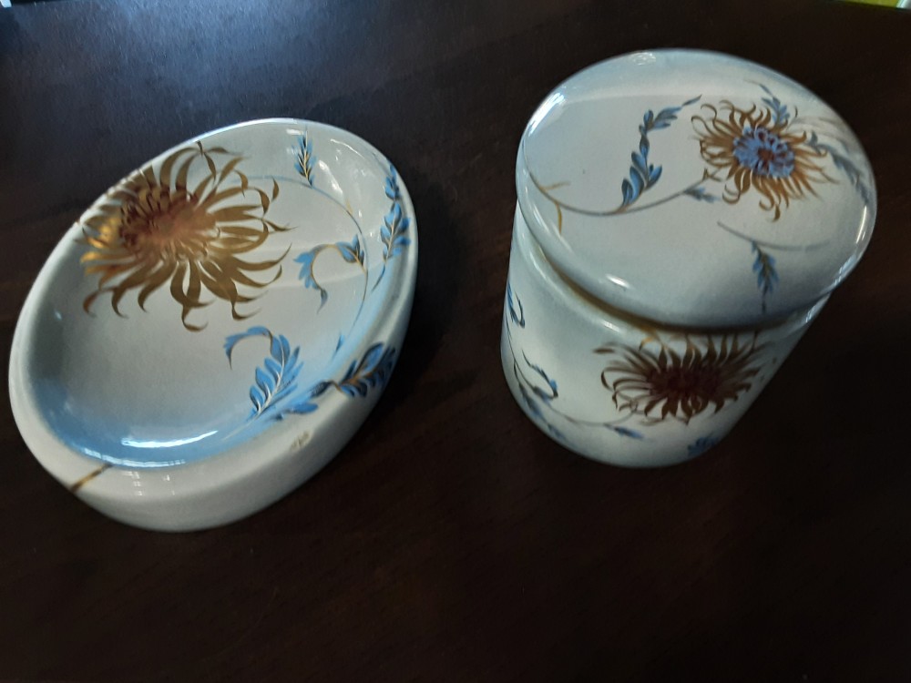 POT A COUVERCLE + PORTE SAVON PORCELAINE BLEUE ET DORÉE