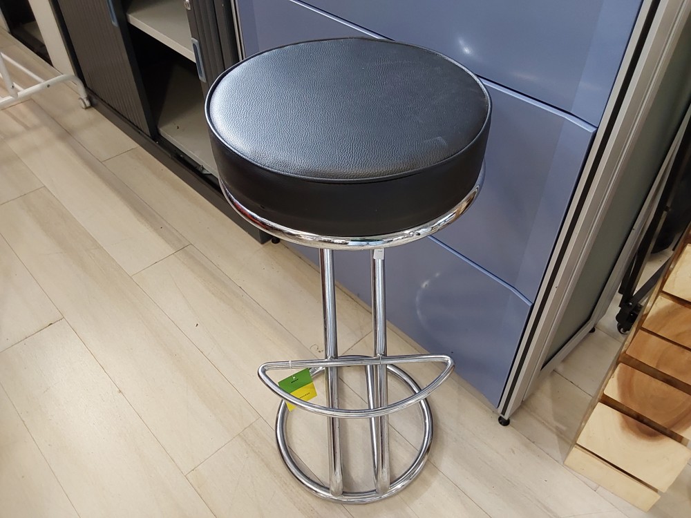 TABOURET DE BAR PIED METAL  ASSISE SIMILI NOIR ROND DIAM.29CM