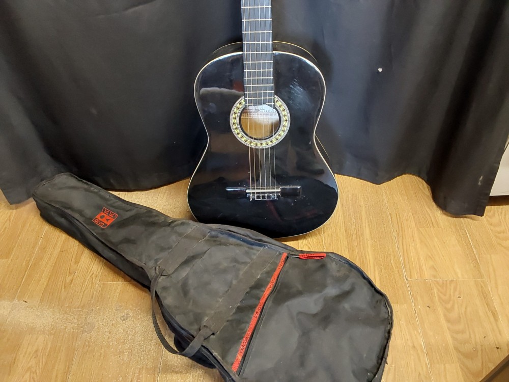 GUITARE STAGG NOIRE AVEC HOUSSE