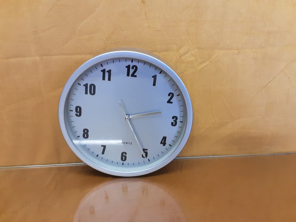 MONTRE MURALE ET MINUTERIE JUNGHANS A PILE