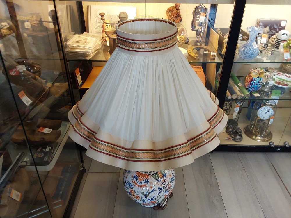 LAMPE TGM PIED PORCELAINE OISEAUX STYLE MOUSTIER HAUT 88CM ABAT-JOUR BEIGE AVEC BANDE