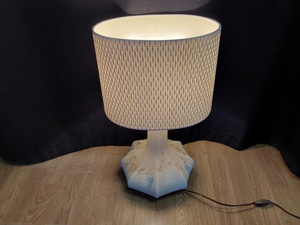 LAMPE A POSER DECOR FLEURS BLEUES TEXTURE PROJETÉ HAUT 51CM ABAT-JOUR CREME