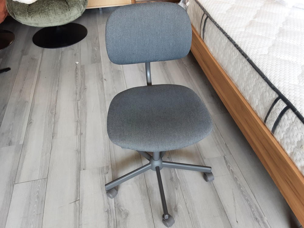 CHAISE DE BUREAU GRISE SUR ROULETTES RÉGLABLE EN HAUTEUR 