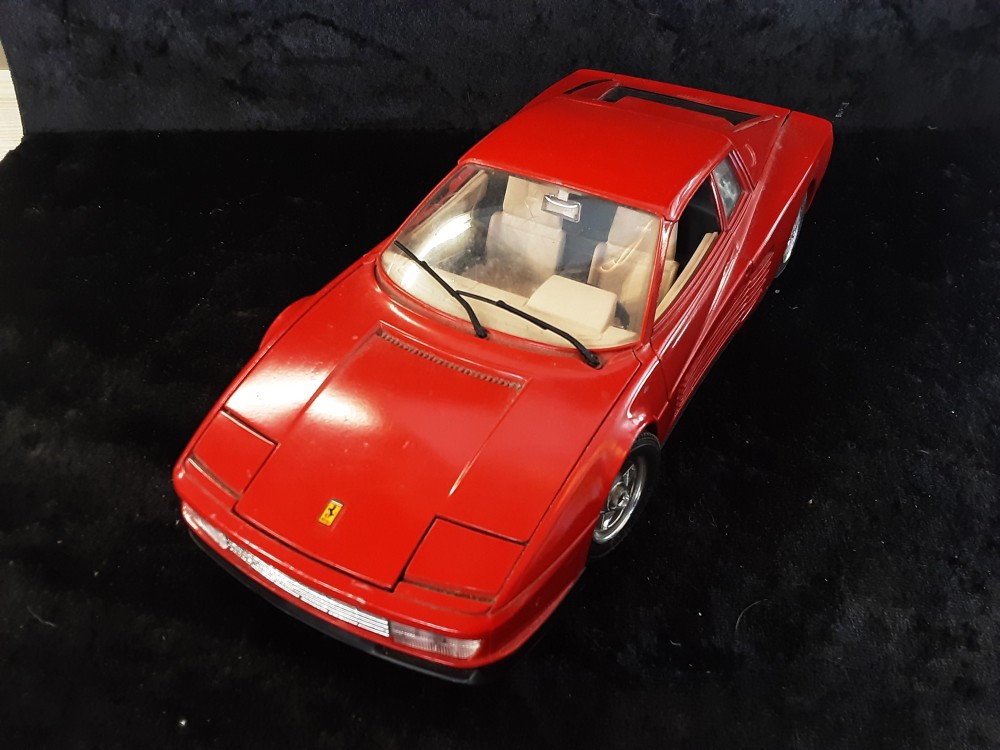 MINIATURE FERRARI TESTAROSSA 1984 1/18