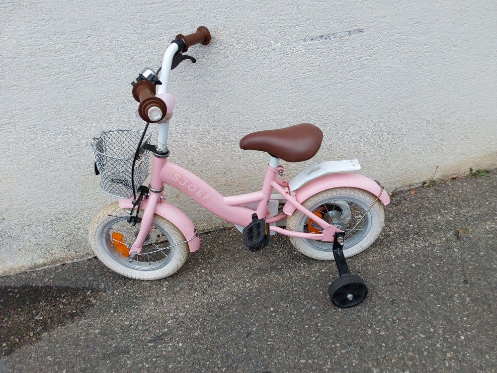 VELO ENFANT SJOFF ROSE ET BLANC AVEC PETITES ROUES 12 POUCES