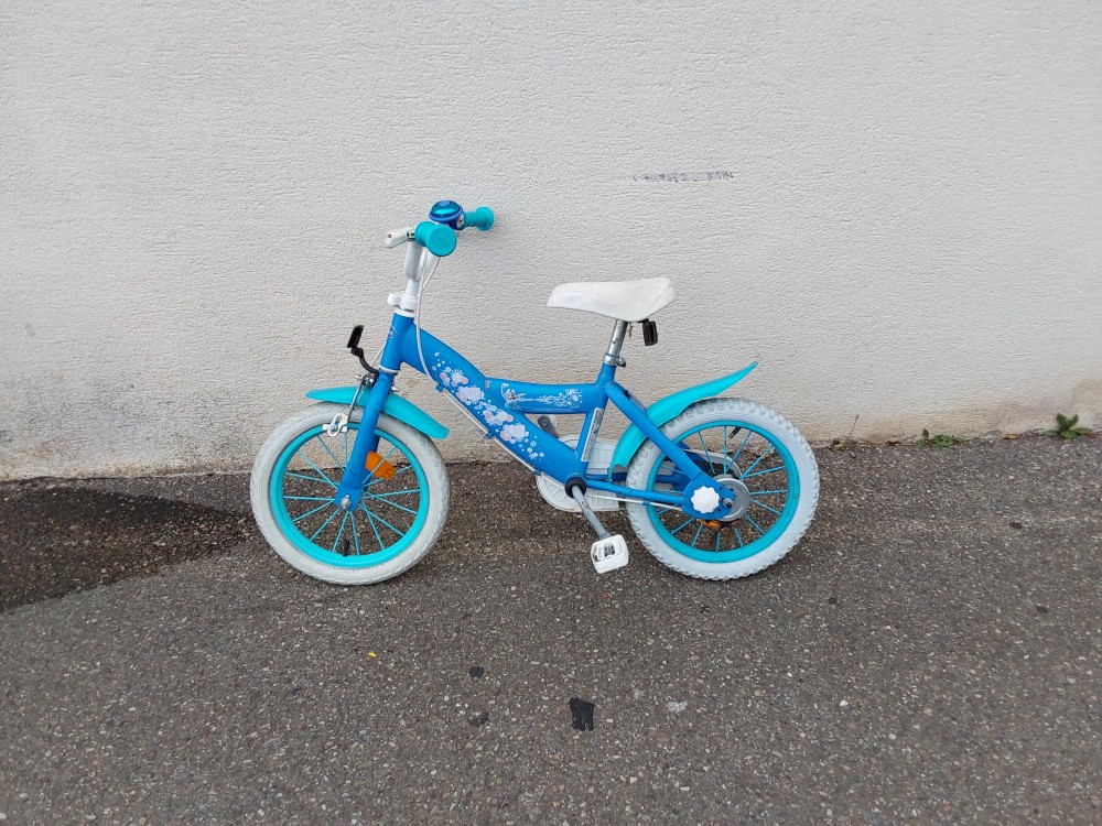 VELO ENFANT REINE DES NEIGES BLEU ET BLANC 14 POUCES