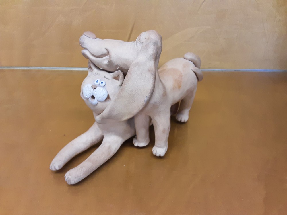 STATUE TERRE CUITE CHIEN ET CHAT SIGNEE