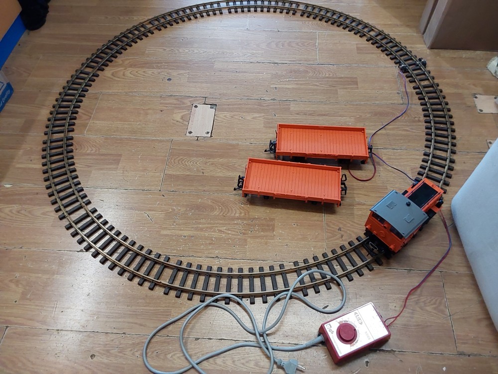 TRAIN + 2 WAGONS DE MARCHANDISES  MINIATURES AVEC TRANSFO ET RAILS MARQUE L.G.B LEHMANN TEST OK