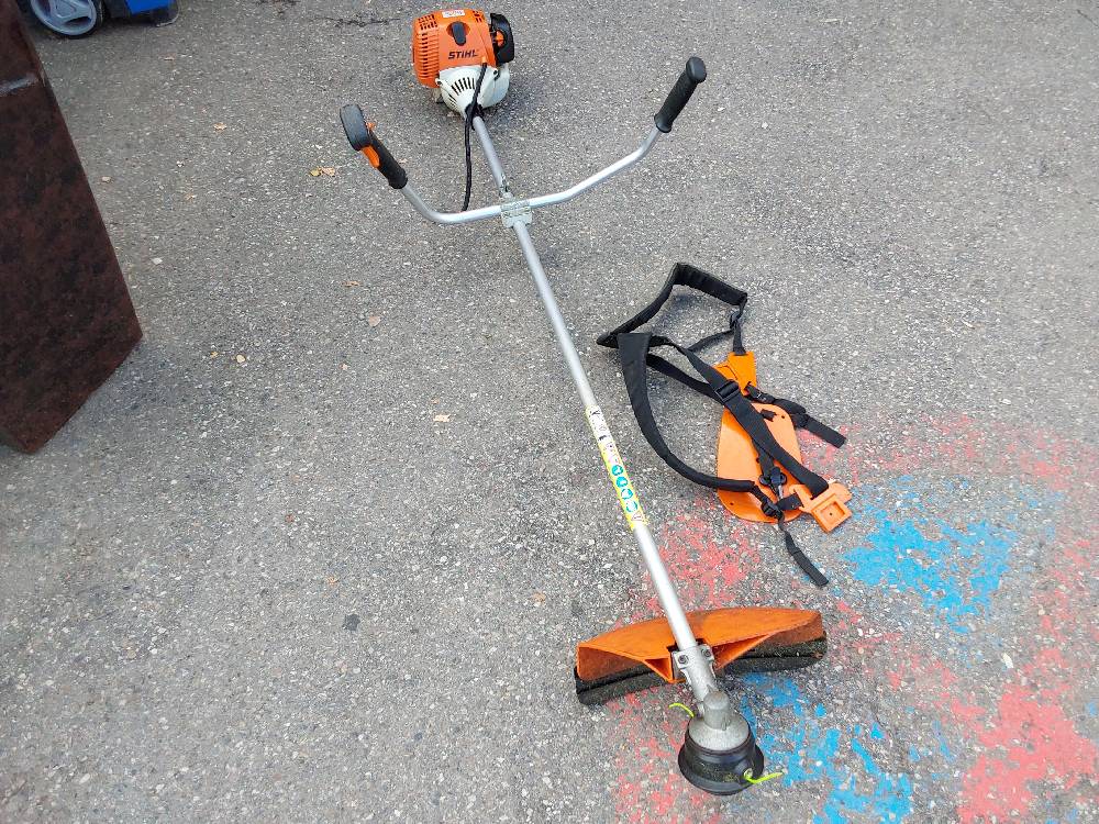 DEBROUSSAILLEUSE THERMIQUE AVEC HARNAIS MARQUE STIHL