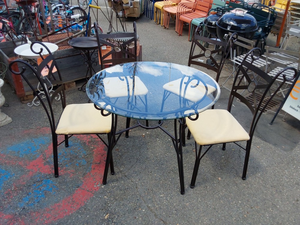 TABLE PIEDS FER FORGE PLATEAU VERRE + 4 CHAISES FER FORGÉ 