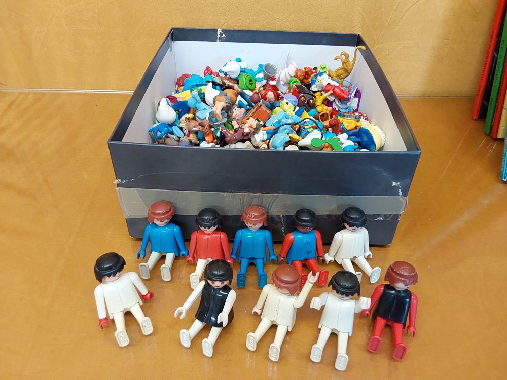 LOT DE FIGURINES KINDER PERSONNAGES  PLAYMOBIL 