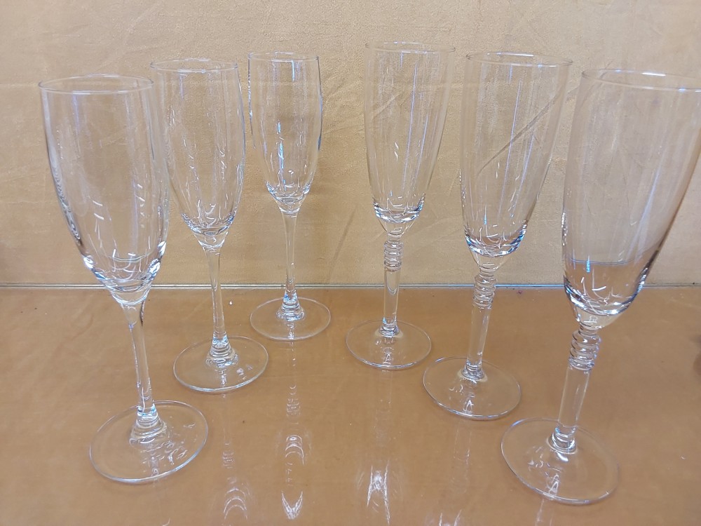 LOT DE 6 FLUTES A CHAMPAGNES PIEDS DES VERRES DIFFERENTS