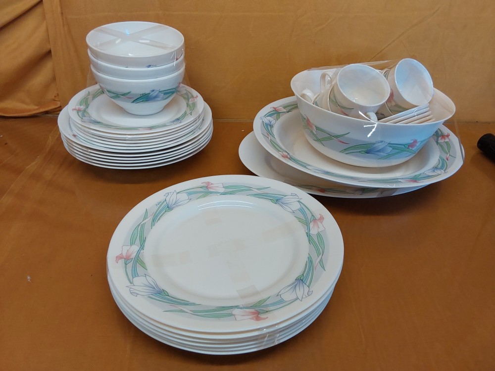 SERVICE DE TABLE ARCOPAL A COMPLETER + 6 TASSES A CAFE
