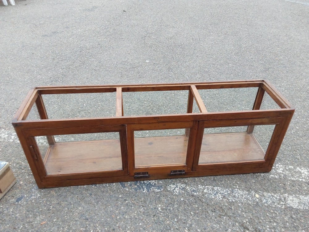 VITRINE DE PRÉSENTATION EN BOIS ET VERRE