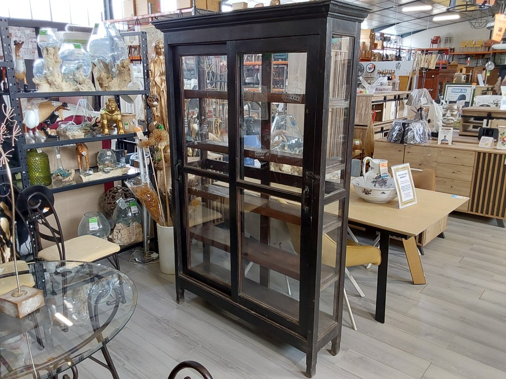 VITRINE EN BOIS FONCÉ 2 PORTES COULISSANTES 