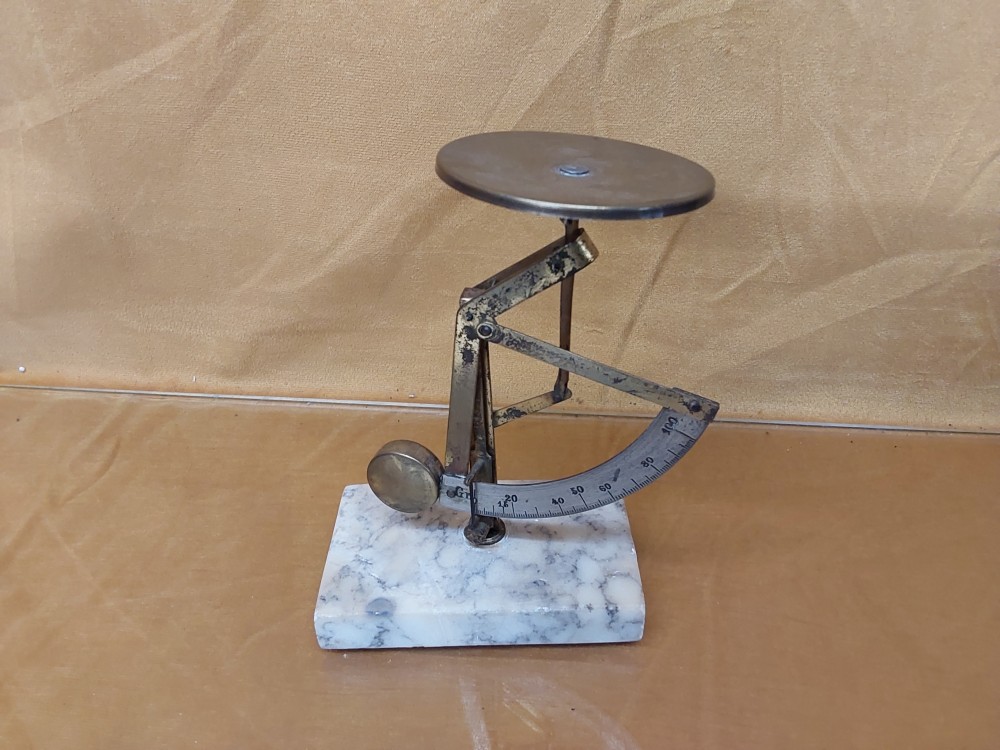 BALANCE DE BIJOUTIER SUR SOCLE MARBRE HAUT 15CM